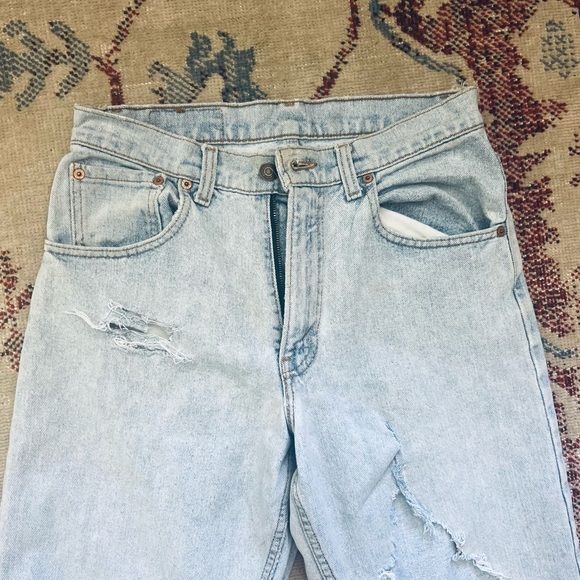 Levi Distressed Mom Light Wash High Waist Jeans Size 31 - Picture 3 of 10